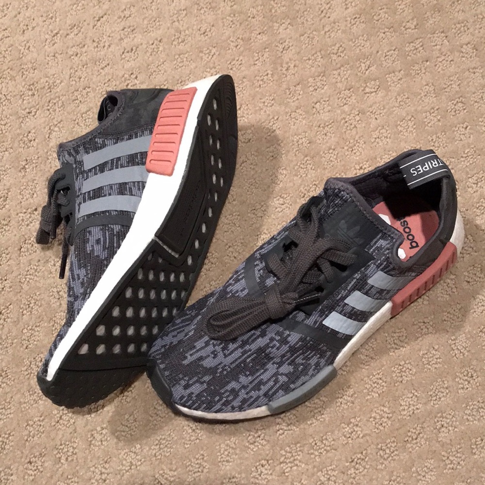 ❤️ADIDAS NMD R2 - WOMEN’S 7.5❤️